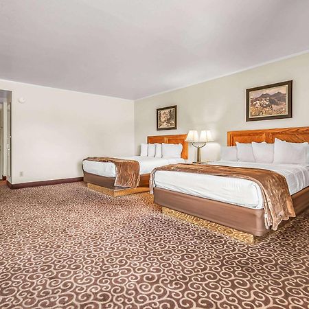 מונטרוז Red Arrow Inn & Suites, A Travelodge By Wyndham מראה חיצוני תמונה