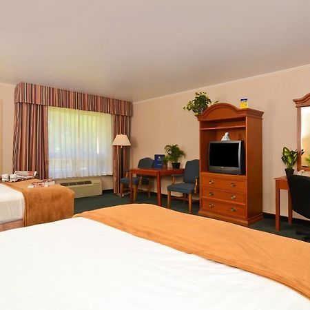מונטרוז Red Arrow Inn & Suites, A Travelodge By Wyndham מראה חיצוני תמונה
