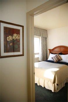 מונטרוז Red Arrow Inn & Suites, A Travelodge By Wyndham מראה חיצוני תמונה
