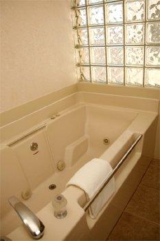 מונטרוז Red Arrow Inn & Suites, A Travelodge By Wyndham מראה חיצוני תמונה