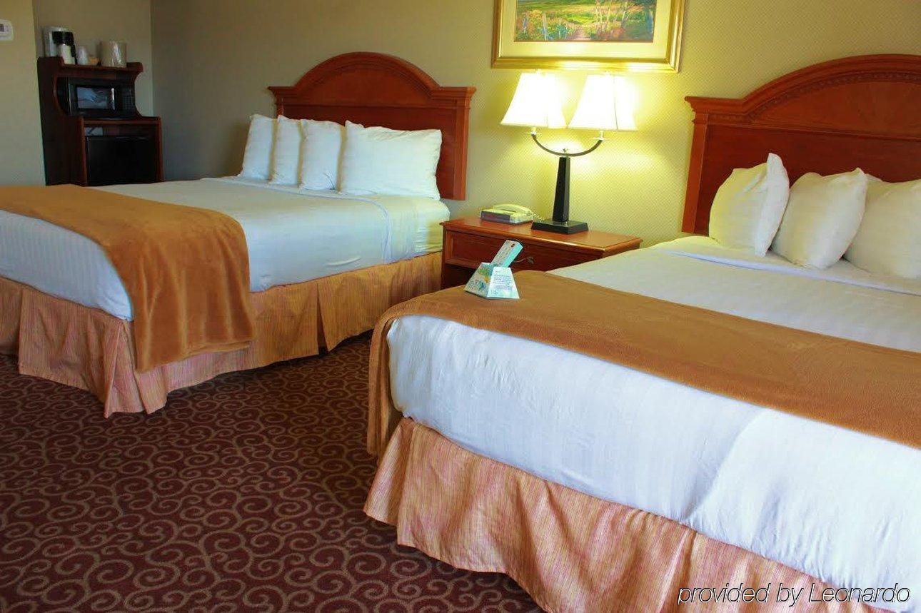 מונטרוז Red Arrow Inn & Suites, A Travelodge By Wyndham מראה חיצוני תמונה