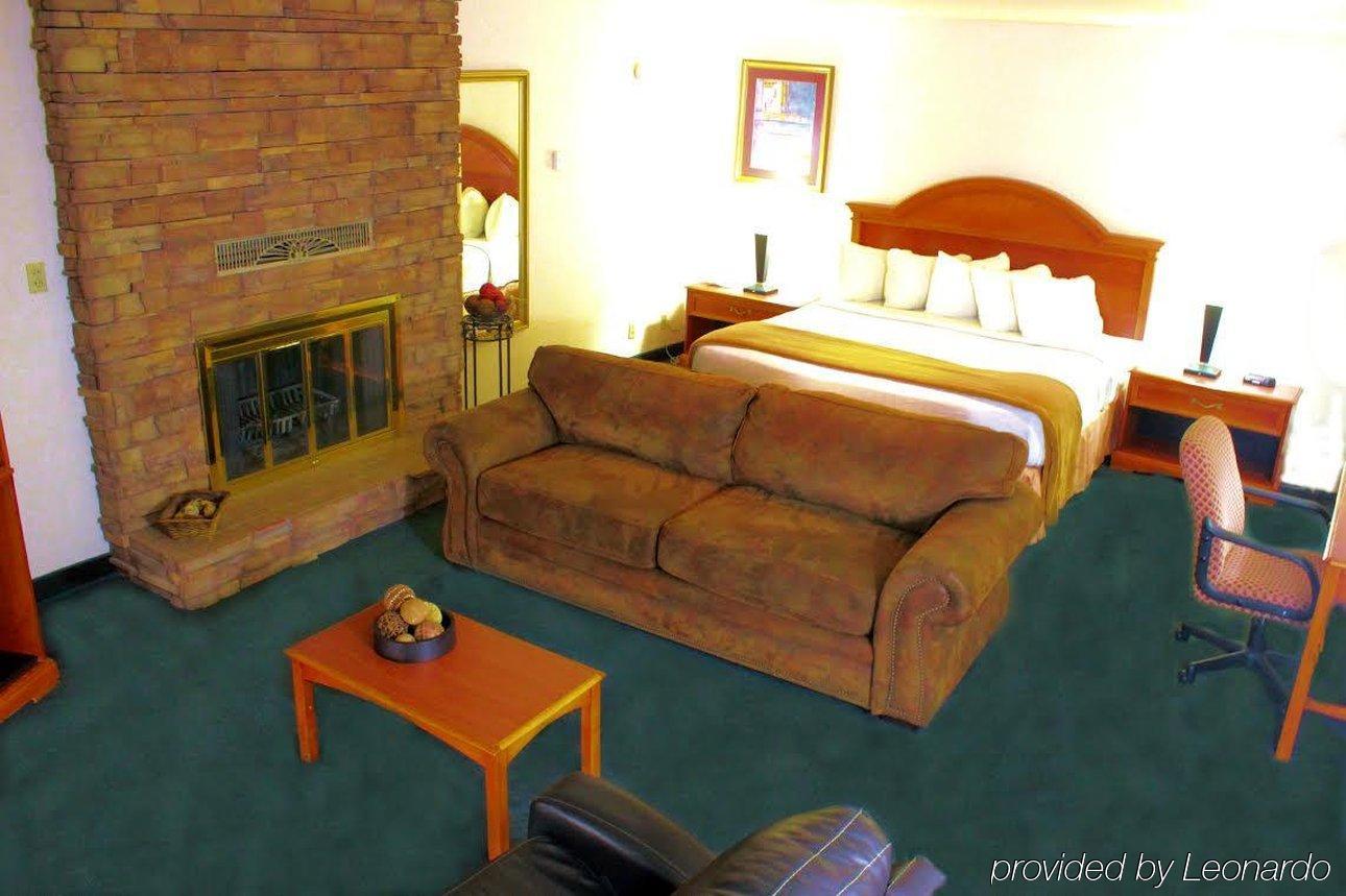 מונטרוז Red Arrow Inn & Suites, A Travelodge By Wyndham מראה חיצוני תמונה