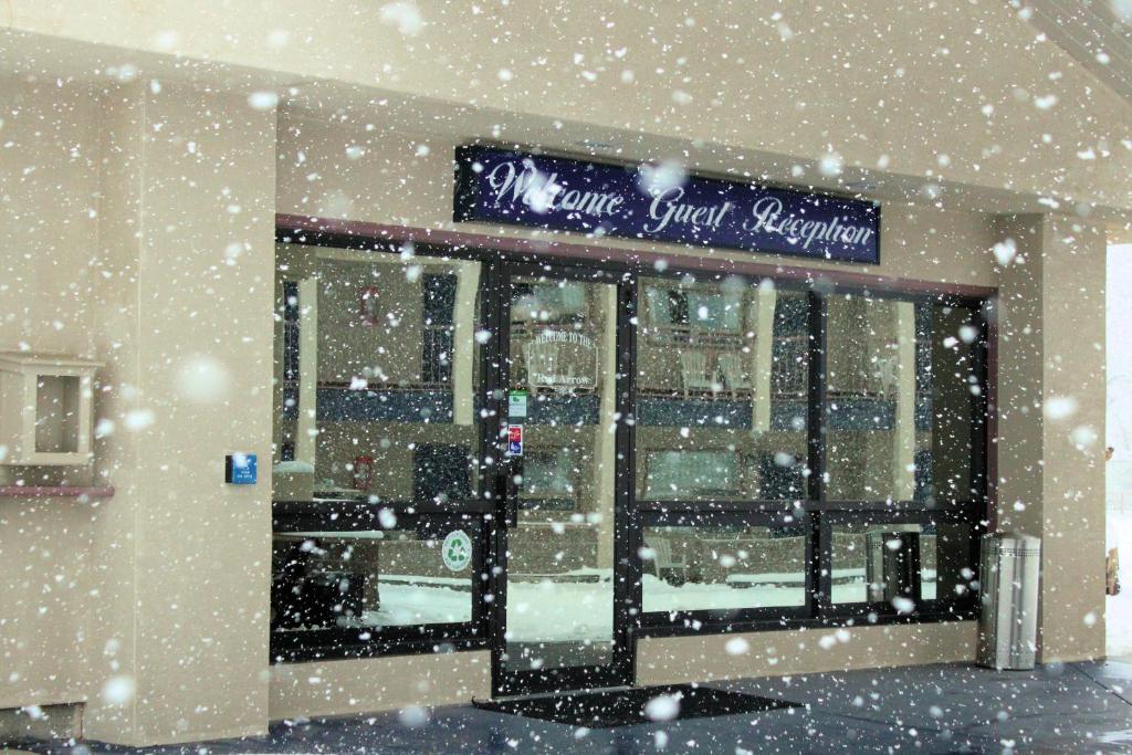מונטרוז Red Arrow Inn & Suites, A Travelodge By Wyndham מראה חיצוני תמונה