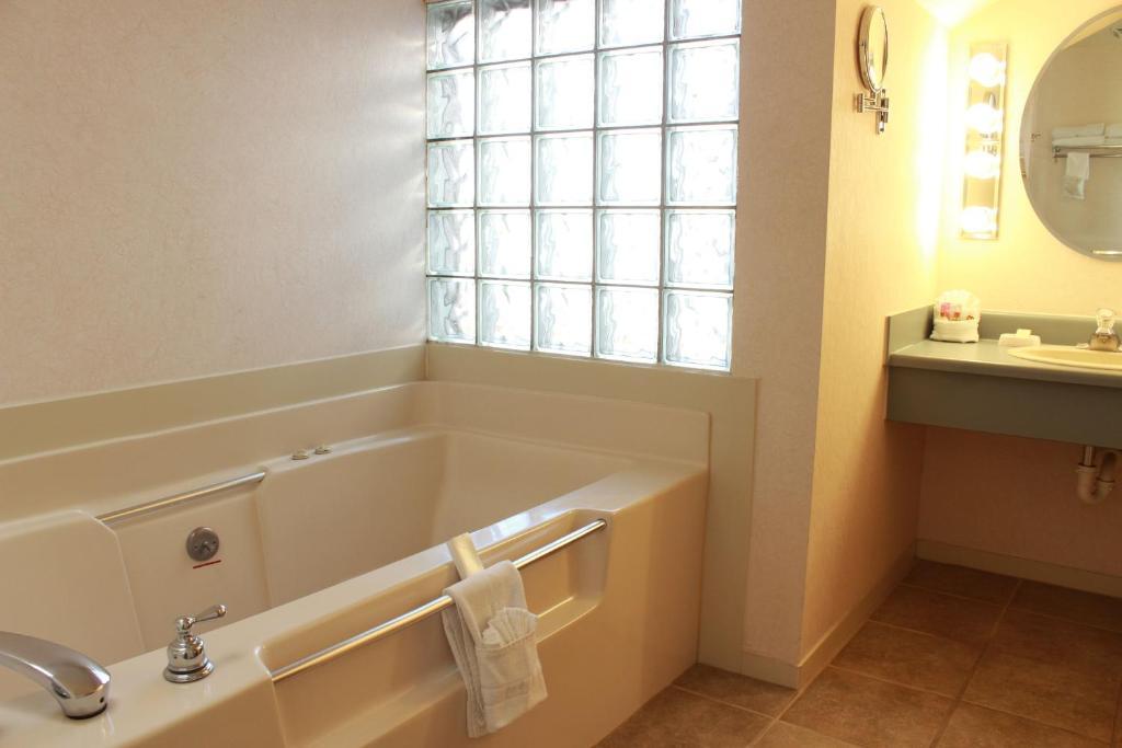 מונטרוז Red Arrow Inn & Suites, A Travelodge By Wyndham חדר תמונה