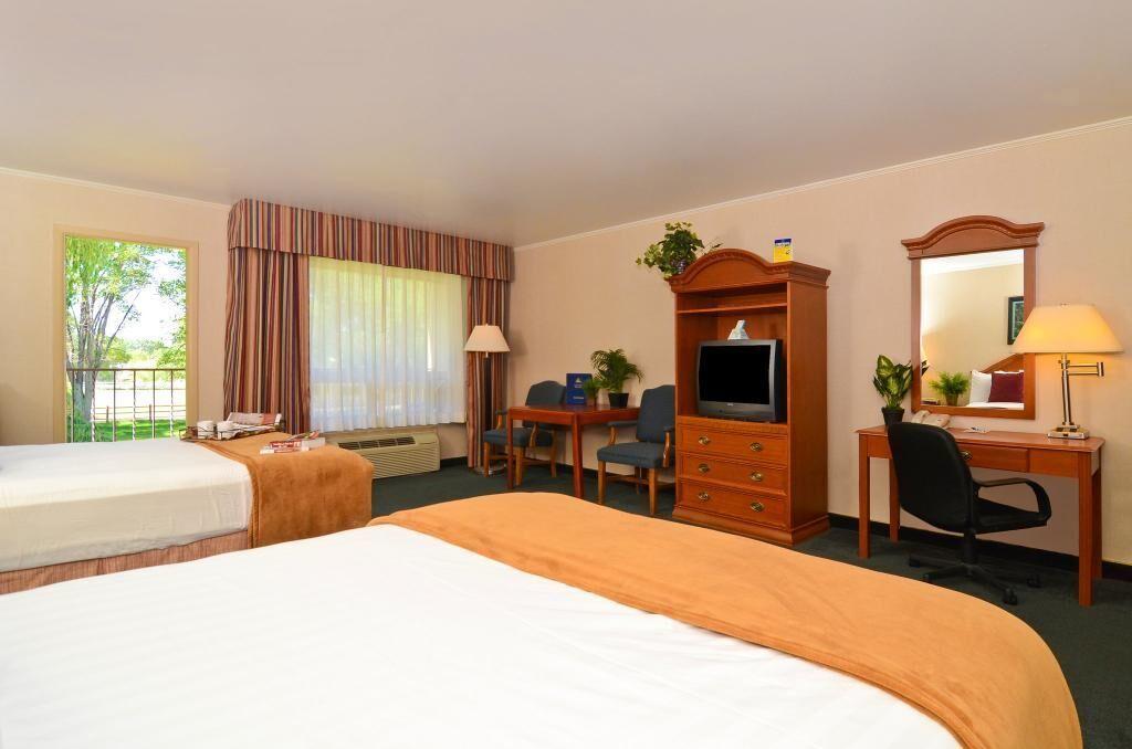 מונטרוז Red Arrow Inn & Suites, A Travelodge By Wyndham מראה חיצוני תמונה