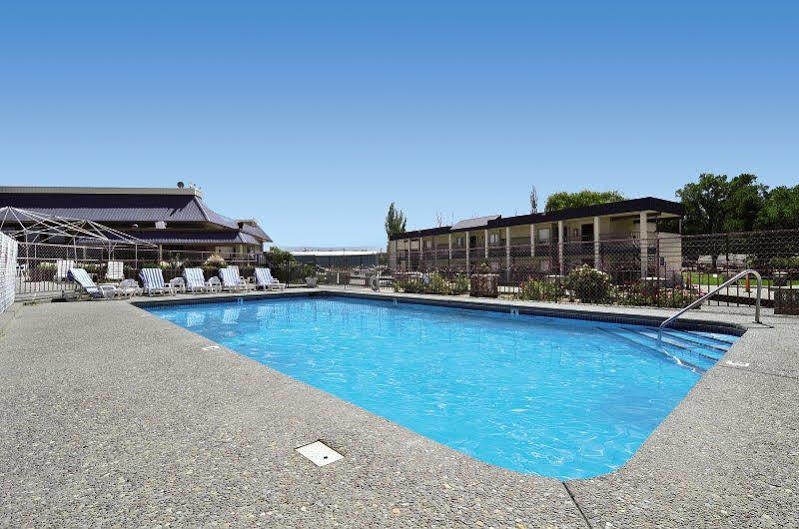 מונטרוז Red Arrow Inn & Suites, A Travelodge By Wyndham מראה חיצוני תמונה