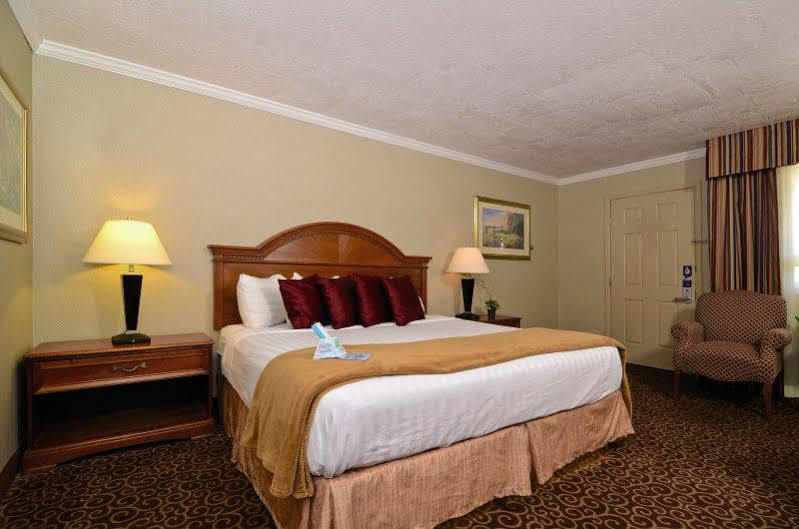 מונטרוז Red Arrow Inn & Suites, A Travelodge By Wyndham מראה חיצוני תמונה